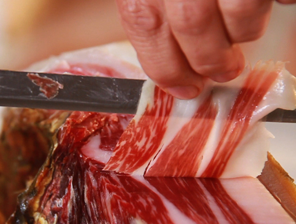 cortando jamon