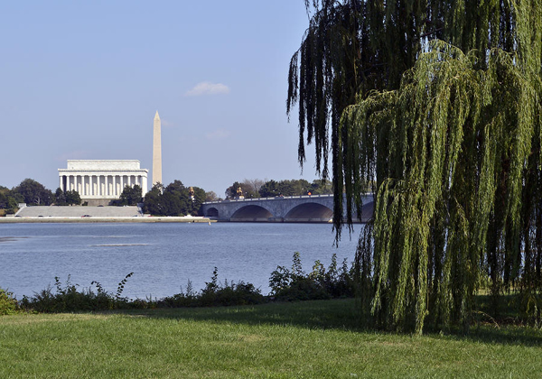1-lincoln-memorial-and-washington-monument-from-the-potomac-river-brendan-reals