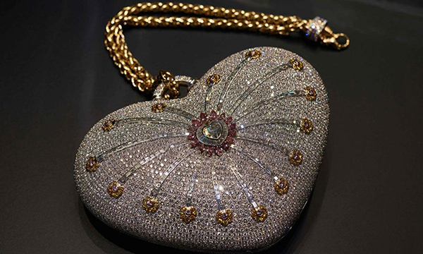Oro, diamantes y cocodrilo: así es el bolso de un millón de dólares de Louis  Vuitton