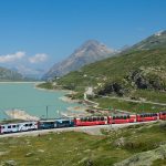 El famoso tren de lujo suizo Glacier Express que cruza los Alpes