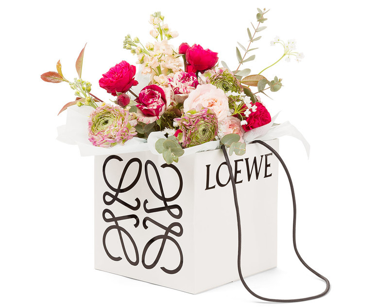 Loewe amplía su creatividad al mundo de las flores