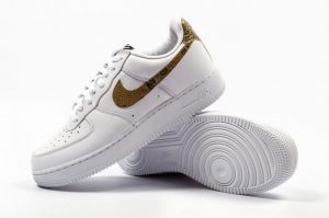 Las zapatillas Nike de lujo hechas piel serpiente - estilos de vida